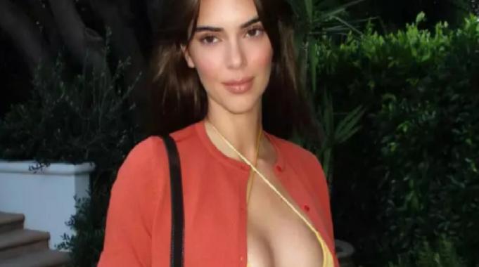 Kendall Jenner'ın minik bikinili ayna pozuna beğeni yağdı
