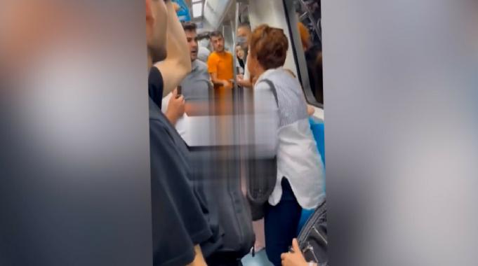 Marmaray&#039;da yanında oturan kadının başörtüsünü açmaya çalıştı: Sert tepki gösterildi