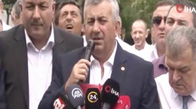 Özel halk otobüsü şoförleri İBB'ye tepkili: Belediyenin önünde eylem yaptılar