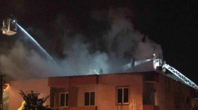 Sancaktepe'de yangın! Binanın çatısı alevlere teslim oldu