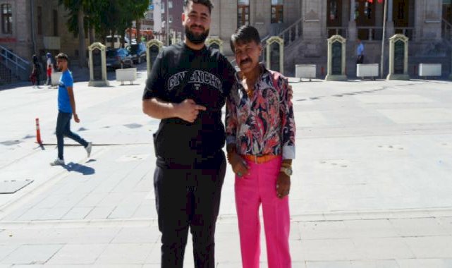 Aksaraylı gurbetçinin renkli hayatı: Modacı Kadir giyim tarzıyla dikkat çekiyor