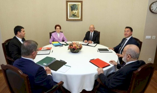 CHP'den Ahmet Davutoğlu'na: Kimse kafalarına silah dayamadı