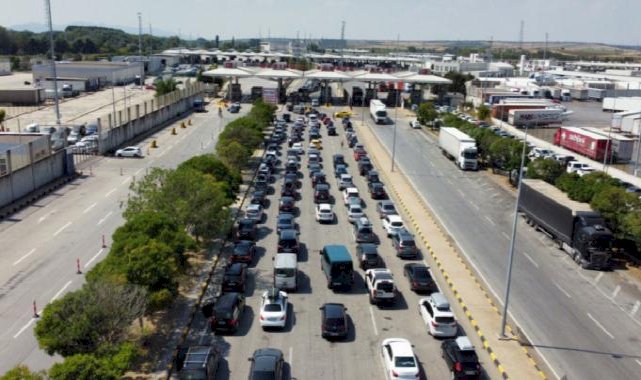 Dönüşler başladı! Türkiye'nin sınır kapılarından 2 milyon 214 bin gurbetçi geçti