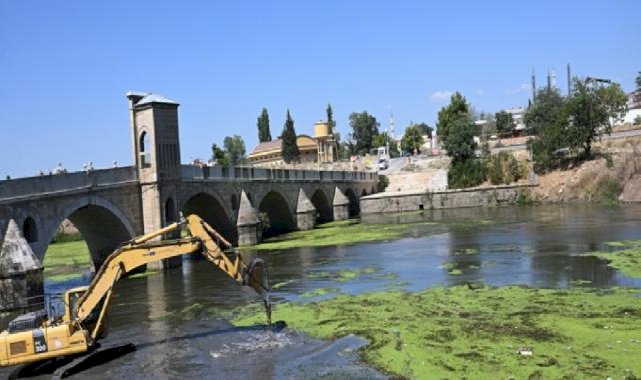 Edirne'de Tunca Nehri yatağında temizlik çalışması