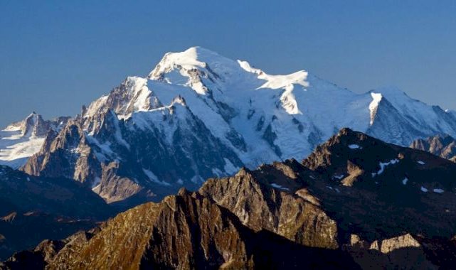 Hava sıcaklıklarında yaşanılan sert düşüş sonrası İsviçre'ye kar yağdı