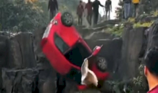 Hindistan'da otomobilin suya düşme anı: Panik anları kameraya yansıdı