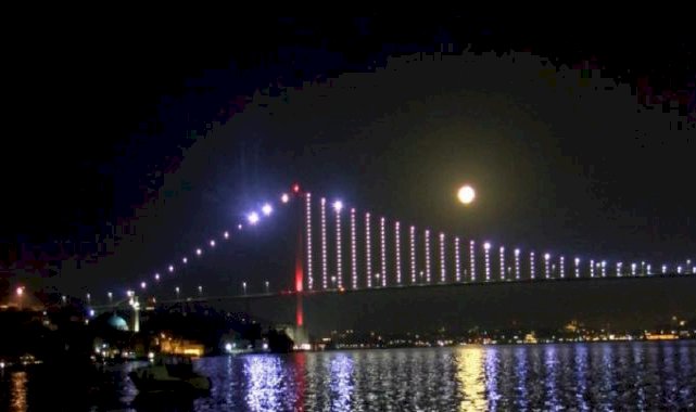 İstanbul'da Mavi Ay kendini gösterdi