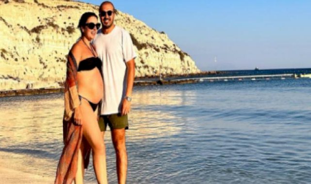 Mustafa Aksakallı ile Ezgi Mola'dan yeni tatil pozları