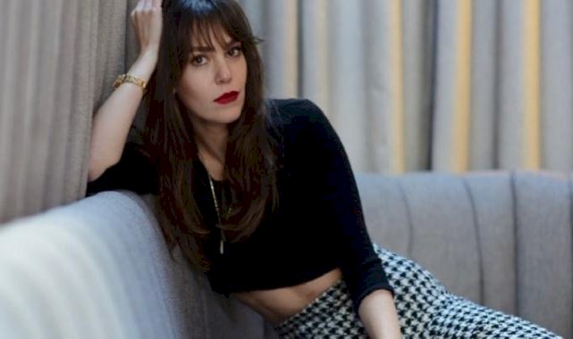 Taze anne Aslı Enver, ailesiyle fotoğraf paylaştı: Öpmelere doyamadı...