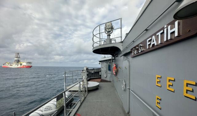 TCG Fatih Fırkateyni, sondaj gemilerine refakat ediyor
