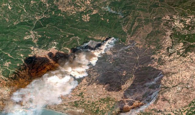 Yunanistan yanıyor! Orman yangını faciasının uydudan görünümü