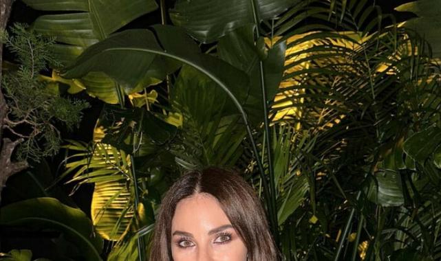 51 yaşındaki Defne Samyeli dekolteli pozlarıyla sosyal medyayı salladı! 'Kim der ki 51 yaşında'