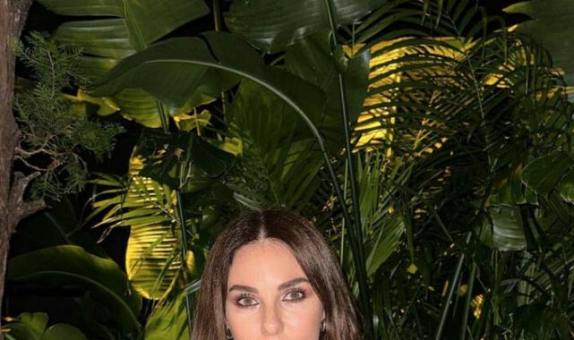 51 yaşındaki Defne Samyeli dekolteli pozlarıyla sosyal medyayı salladı! 'Kim der ki 51 yaşında'