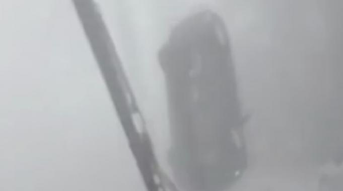 ABD&#039;de kasırga seyir halindeki araca takla attırdı