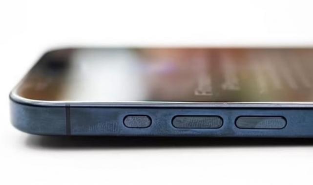 Apple itiraf etti! Kılıf olmadan kullanırsanız, iPhone 15 Pro'lar renk değiştirebilir