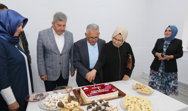 Başkan Büyükkılıç, kadınların ürettiği gilaburulu yaş pastayı eşi ile birlikte kesti