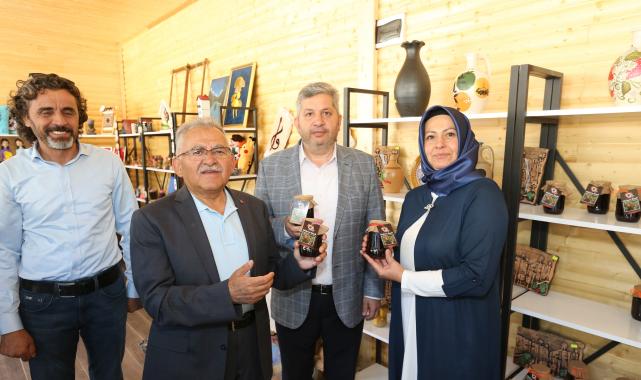 Başkan Büyükkılıç, kadınların ürettiği gilaburulu yaş pastayı eşi ile birlikte kesti