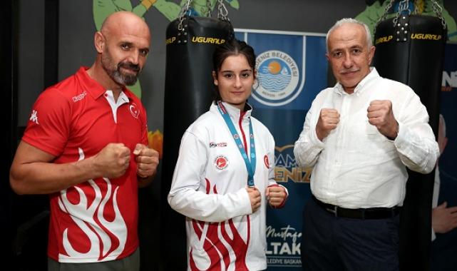 Başkan Gültak, kick boks sporcusu Sonay'ı ziyaret etti