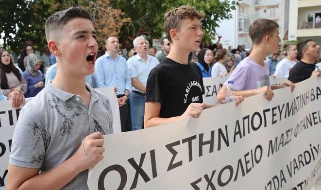 Batı Trakyalı Türkler, azınlık okulundaki dönüşümlü eğitimi protesto ediyor