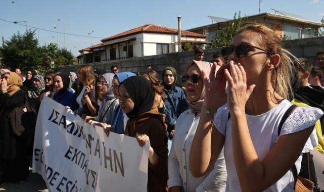 Batı Trakyalı Türkler, azınlık okulundaki dönüşümlü eğitimi protesto ediyor