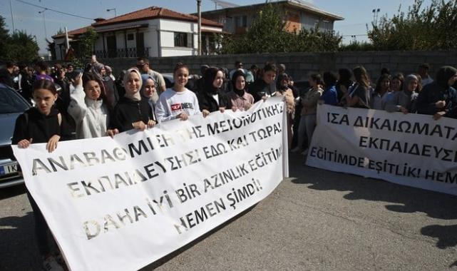 Batı Trakyalı Türkler, azınlık okulundaki dönüşümlü eğitimi protesto ediyor