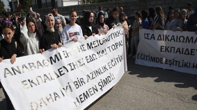 Batı Trakyalı Türkler, azınlık okulundaki dönüşümlü eğitimi protesto ediyor