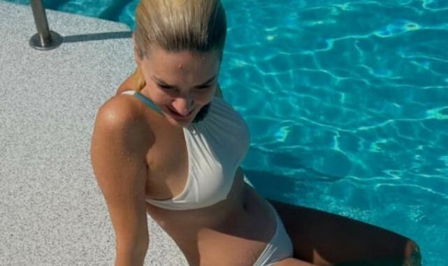 Bergüzar Korel, beyaz bikinisiyle poz verdi
