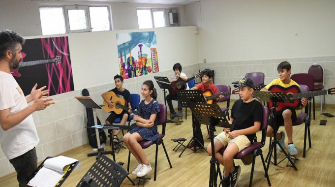 Bornovalılar için hobi edindirme kursları başlıyor