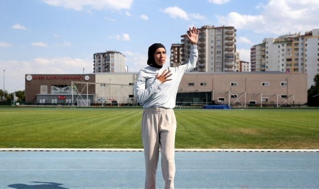 Burcu Sabatan'dan Fransa'daki başörtüsü yasağına tepki