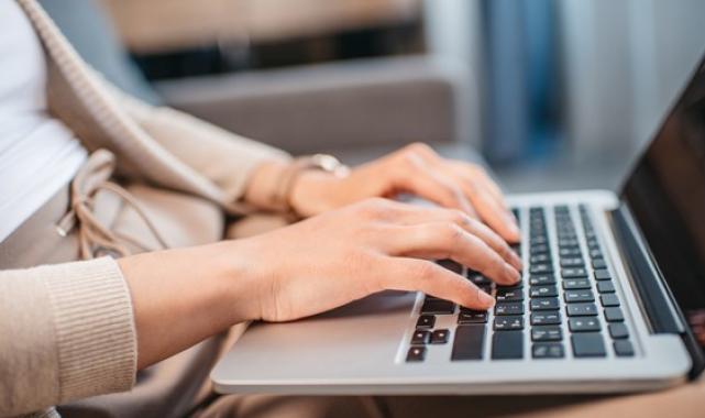 Cep telefonu ve bilgisayardan yayılan mavi ışık yaşlandırıyor