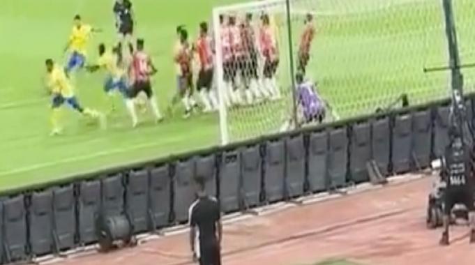 Cristiano Ronaldo'nun frikiği kameramana isabet etti