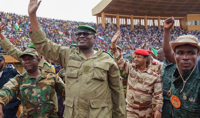 Fransa, Nijer'den büyükelçisini ve askerlerini çekiyor