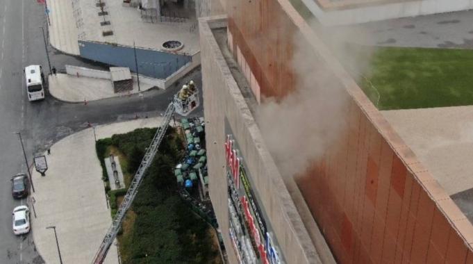 İstanbul Maltepe'de AVM'de yangın çıktı