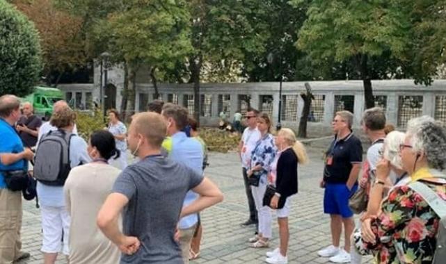 İstanbul'da ağaç devrildi! Turistler ölümden döndü