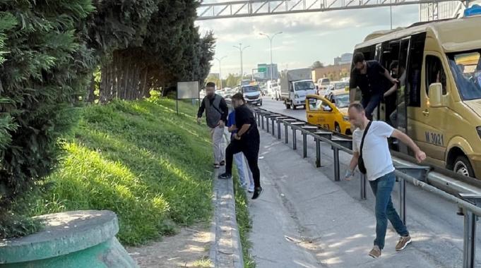 İstanbul&#039;da minibüs şoförleri yolcuları otobanda indiriyor