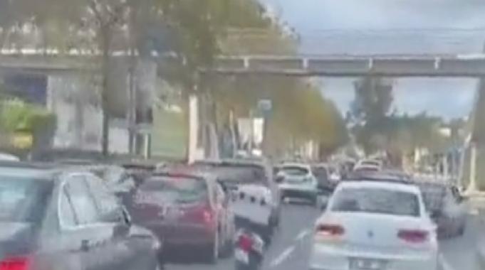 İstanbul&#039;da moto kuryeden örnek davranış! Eliyle ambulansa yol gösterdi...