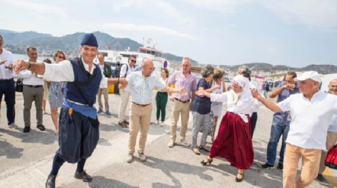 İzmir-Midilli seferleri sezonu dostluk mesajlarıyla kapattı