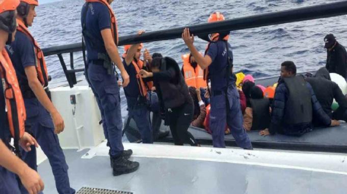 İzmir'in üç ilçesinde göçmen hareketliliği: 104 düzensiz göçmen ve 3 kaçakçı yakalandı