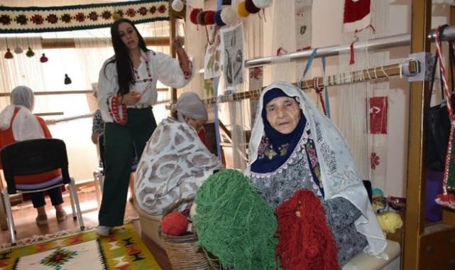 İzmirli Fado Teyze, 85 yaşında halı dokuma sertifikası aldı