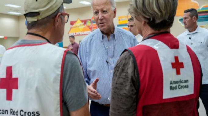 Joe Biden, Idalia Kasırgası'nın vurduğu Florida'yı ziyaret etti