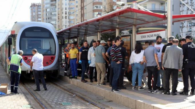 Kayseri&#039;de ücretsiz binmek istediği tramvay 15 yaşındaki çocuğun sonu oldu