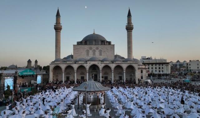 Konya'da Mevlana’nın huzurunda 250 semazen aynı anda sema icra etti