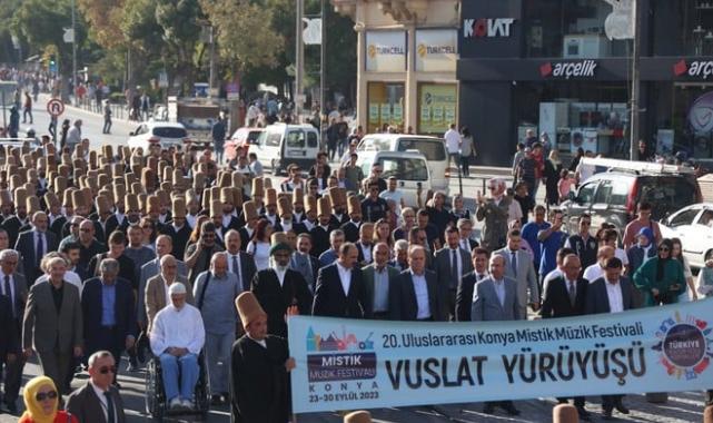 Konya'da Mevlana’nın huzurunda 250 semazen aynı anda sema icra etti