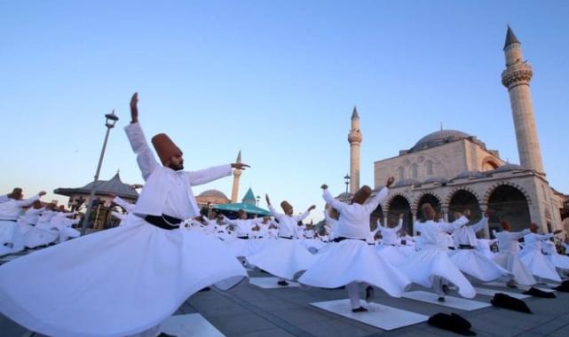 Konya'da Mevlana’nın huzurunda 250 semazen aynı anda sema icra etti