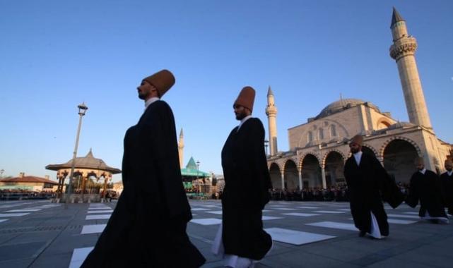 Konya'da Mevlana’nın huzurunda 250 semazen aynı anda sema icra etti