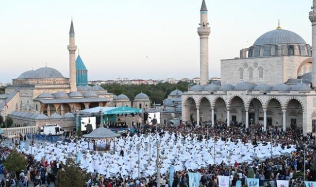Konya'da Mevlana’nın huzurunda 250 semazen aynı anda sema icra etti