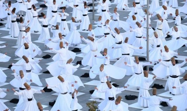 Konya'da Mevlana’nın huzurunda 250 semazen aynı anda sema icra etti