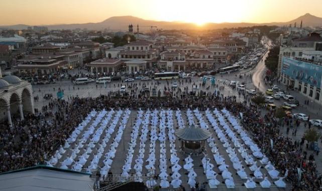 Konya'da Mevlana’nın huzurunda 250 semazen aynı anda sema icra etti