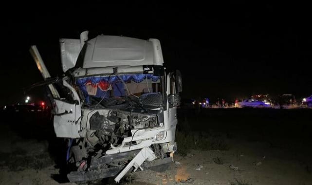 Konya'da yolcu indiren kamyonete kamyon çarptı: Kasadan savrulan 2 kişi öldü