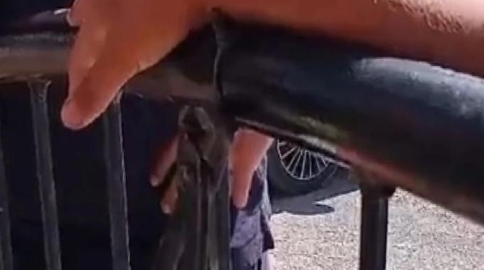 Mersin&#039;deki çocuğun bileğine korkuluk teli saplandı